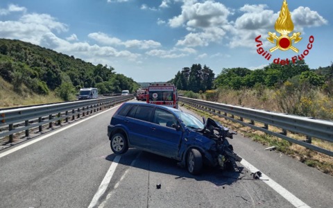 Violento scontro tra auto e furgone lungob la Siena-Grosseto lungo la Siena-Groo