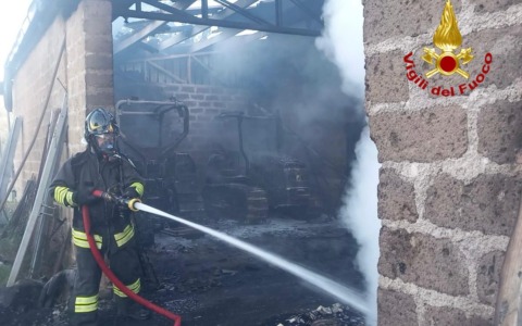 Incendio in un capannone agricolo, tre mezzi in fiamme