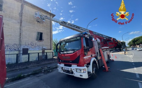 Cadavere di un uomo in un palazzo disabitato: indagano i carabinieri