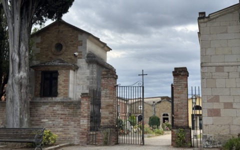 Scritte con nomi di due brigatisti nel cimitero del paese di Emanuele Petri