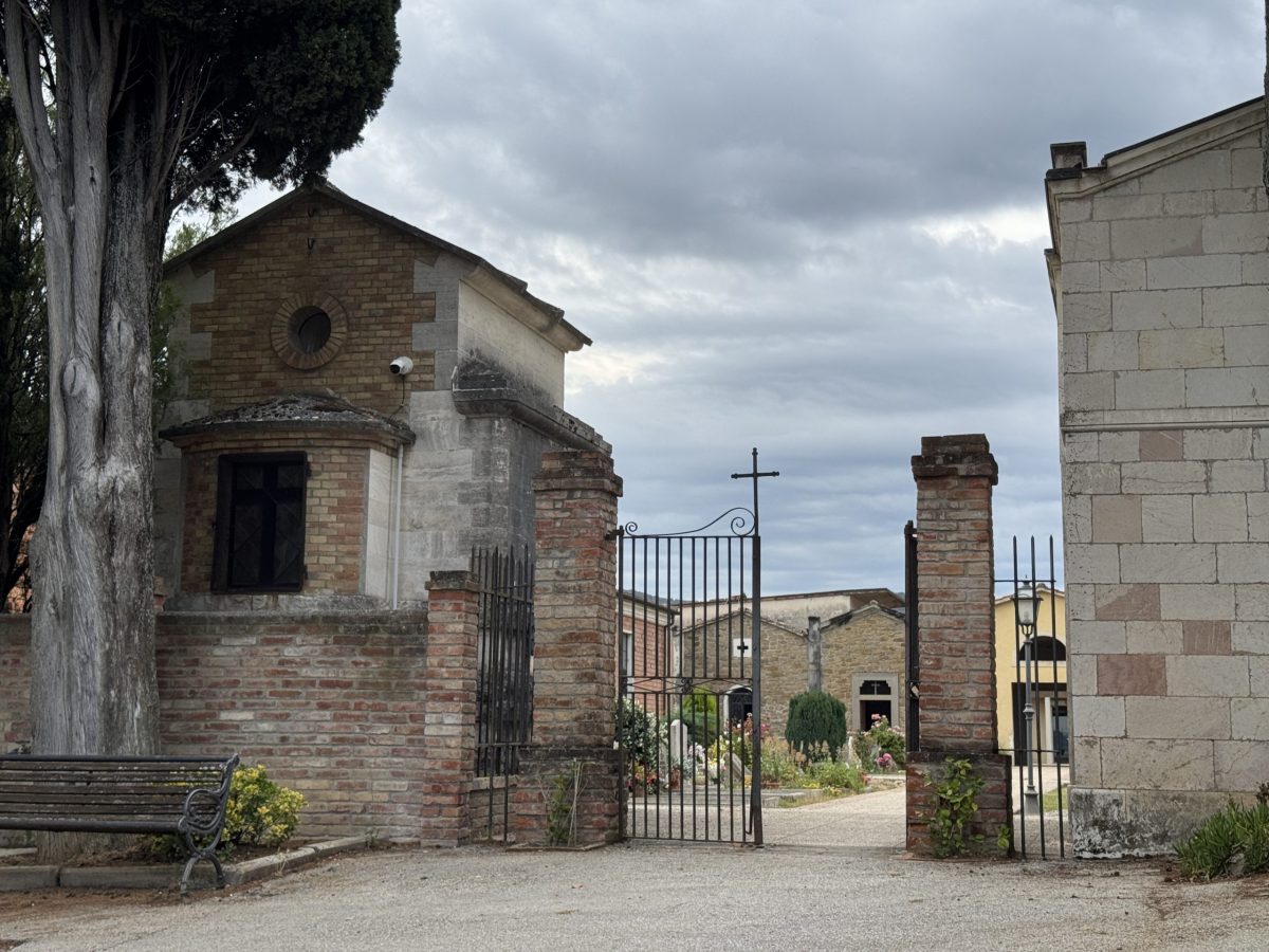 Scritte con nomi di due brigatisti nel cimitero del paese di Emanuele Petri