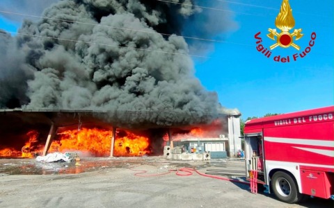 Inferno di fuoco in un’azienda del Pisano, evacuate una scuola e fabbriche