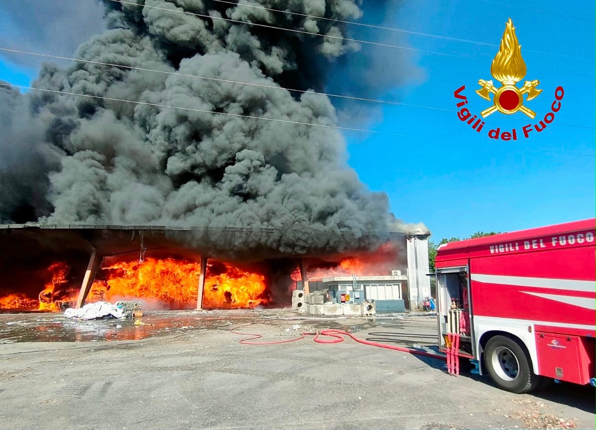 Inferno di fuoco in un’azienda del Pisano, evacuate una scuola e fabbriche
