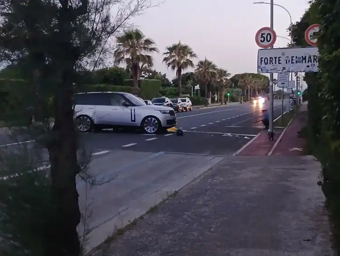 Scontro auto-scooter, muore 17enne. Caccia al pirata