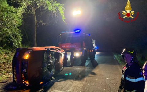 Auto si ribalta sulla Sp 32 tra Farnese e Manciano: a bordo madre e figlia di 10 anni