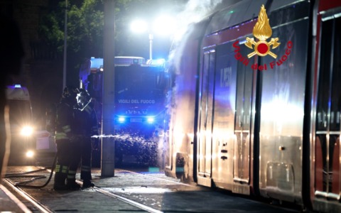 Tram in fiamme a Firenze, intervengono i vigili del fuoco