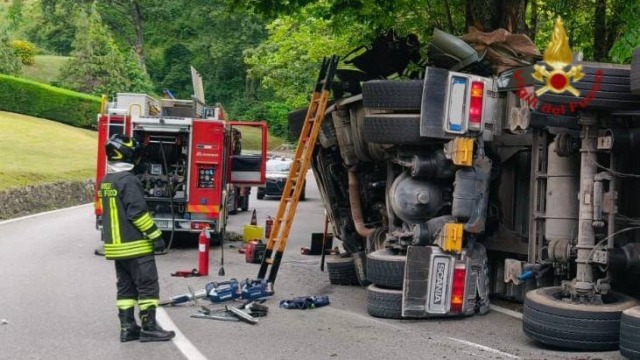 San Marcello Piteglio, camion finisce fuori strada: morto l’autista