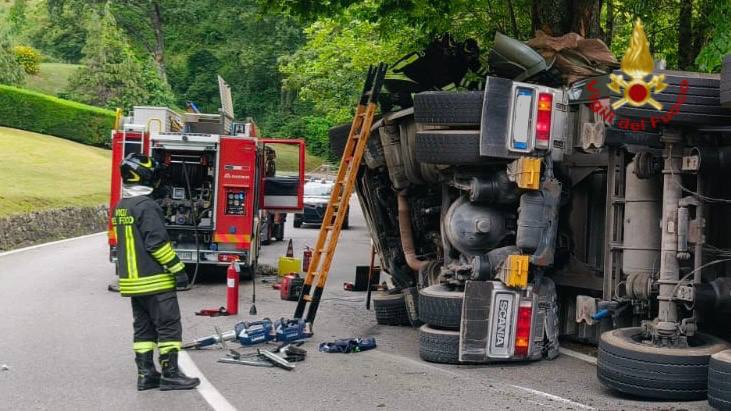 San Marcello Piteglio, camion finisce fuori strada: morto l’autista