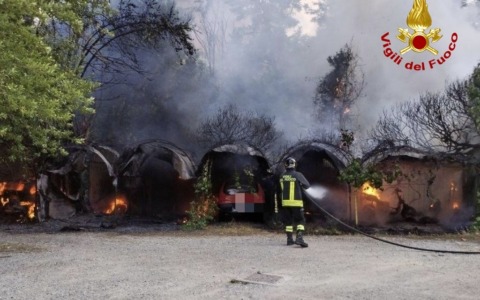 Maxi incendio nel quartiere di Ravacciano a Siena: auto distrutte dalle fiamme