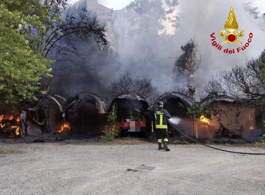 Maxi incendio nel quartiere di Ravacciano a Siena: auto distrutte dalle fiamme