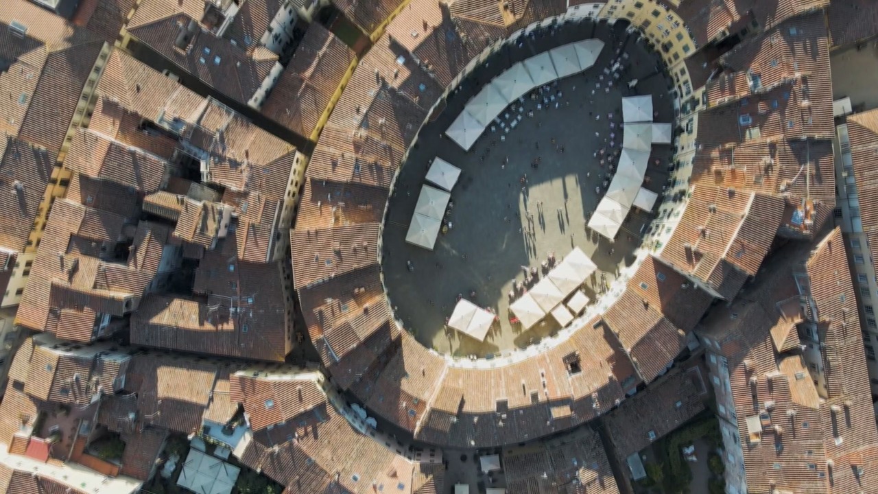 Piazza Anfiteatro, raffica di sanzioni per occupazione abusiva della sede stradale