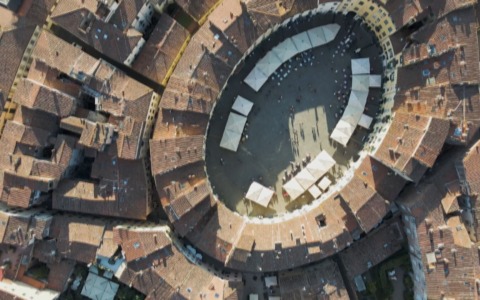 Piazza Anfiteatro, raffica di sanzioni per occupazione abusiva della sede stradale