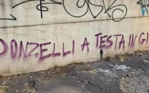 “Donzelli a testa in giù”: scritta contro il deputato di FdI, solidarietà del partito