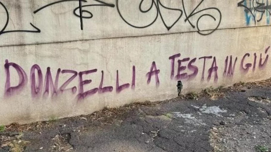 “Donzelli a testa in giù”: scritta contro il deputato di FdI, solidarietà del partito