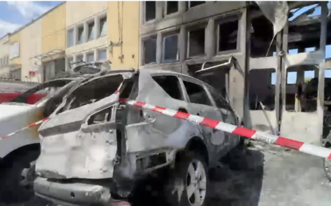 Livorno, incendio devasta un’officina: otto auto distrutte