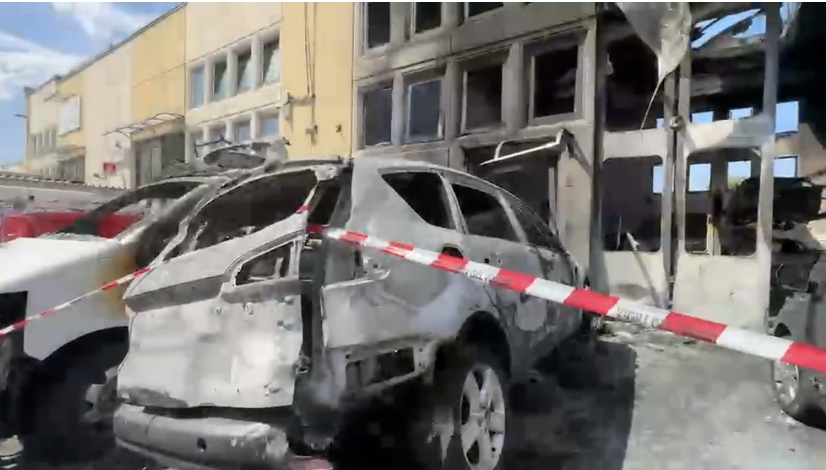 Livorno, incendio devasta un’officina: otto auto distrutte