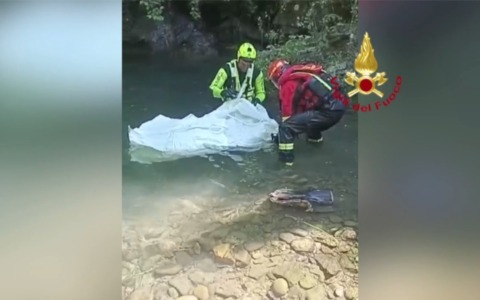 Carcassa di cervo nel torrente Fiumenta