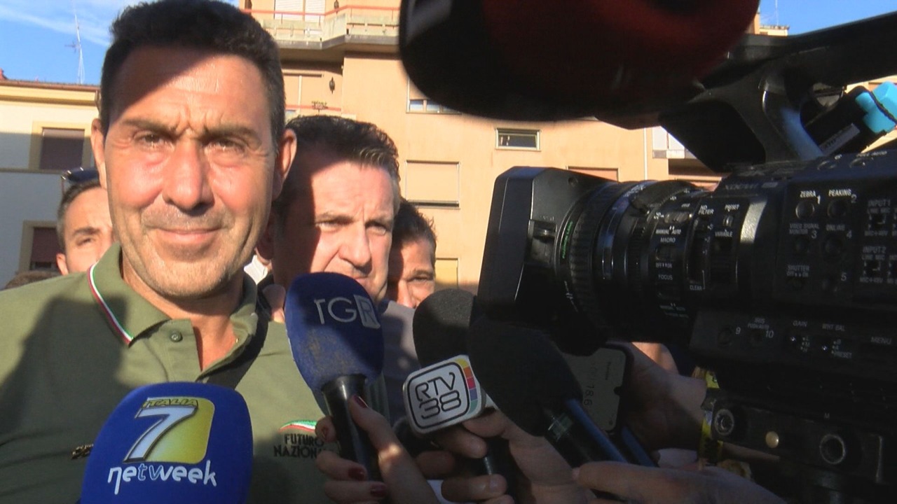 In centinaia per la “passeggiata identitaria” con il generale Vannacci