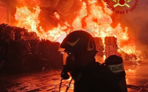 Impianto rifiuti in Lucchesia in fiamme