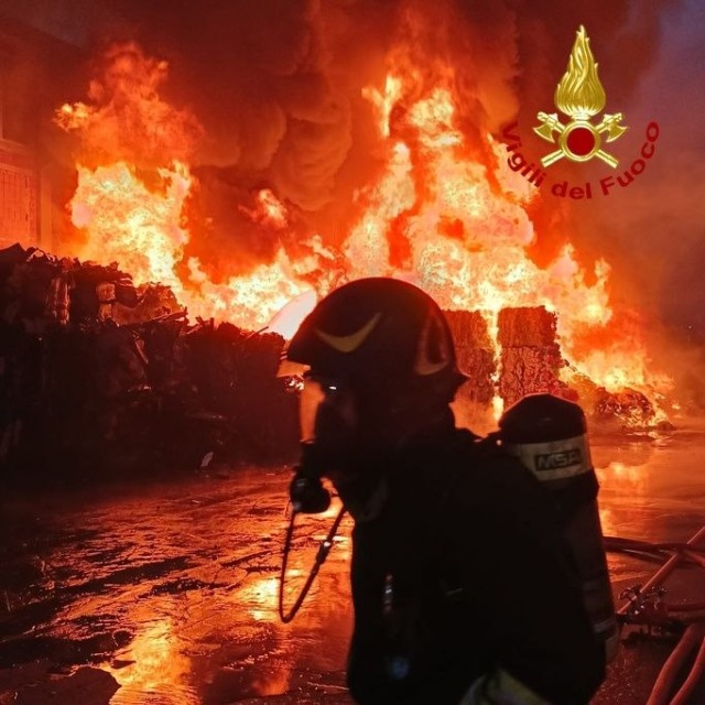 Impianto rifiuti in Lucchesia in fiamme