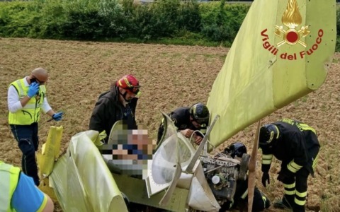 Ultraleggero si ribalta dopo atterraggio in un campo, ferito il pilota