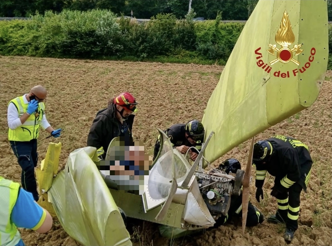 Ultraleggero si ribalta dopo atterraggio in un campo, ferito il pilota