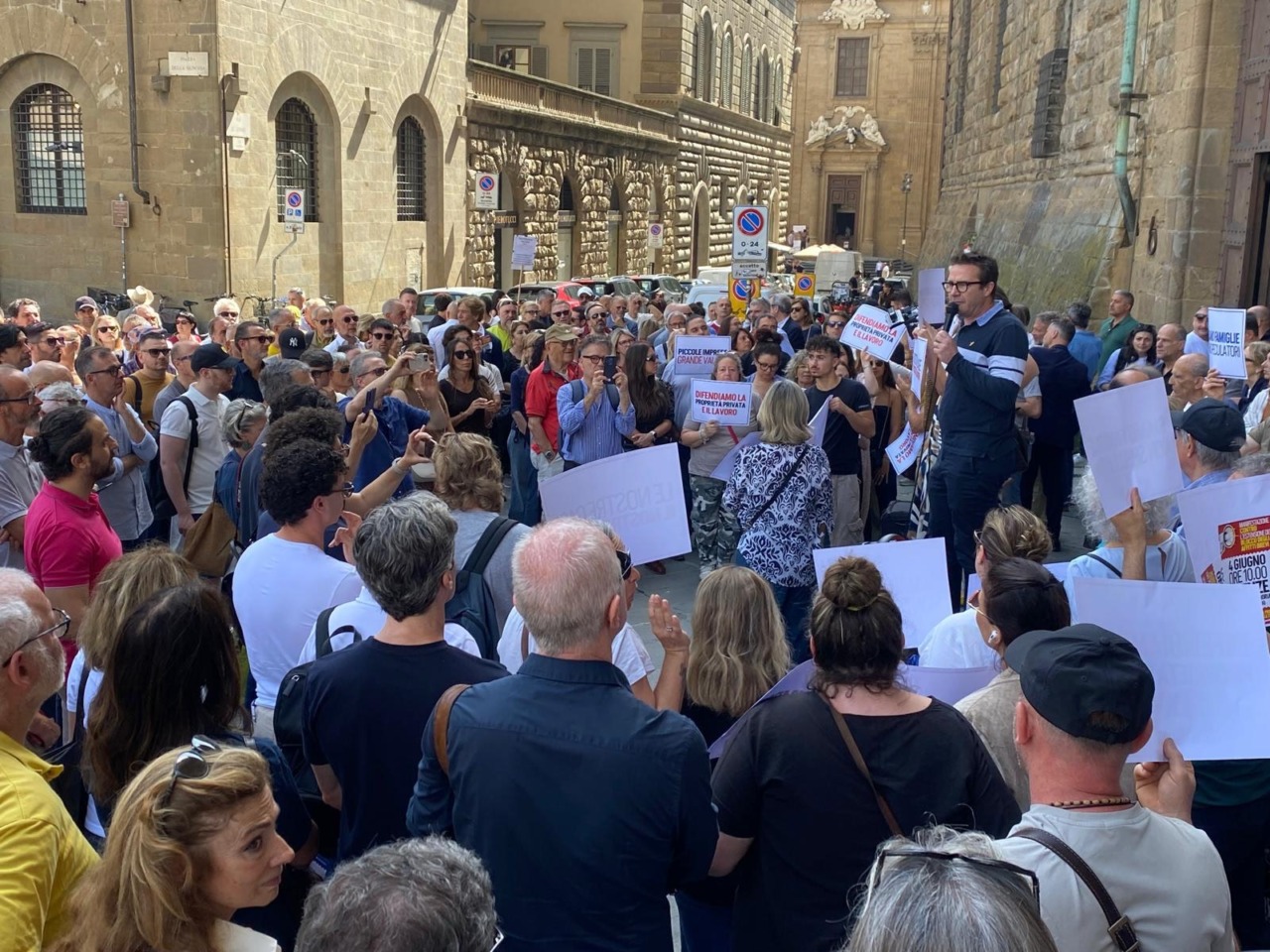 Affitti brevi, la protesta degli host sotto Palazzo Vecchio