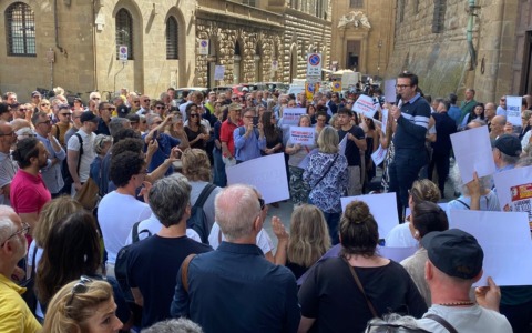 Affitti brevi, la protesta degli host sotto Palazzo Vecchio