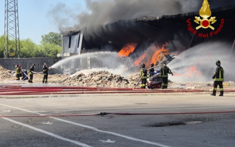 Incendio alla Delca Energy, qualità dell’aria nei limiti, ma proseguono analisi