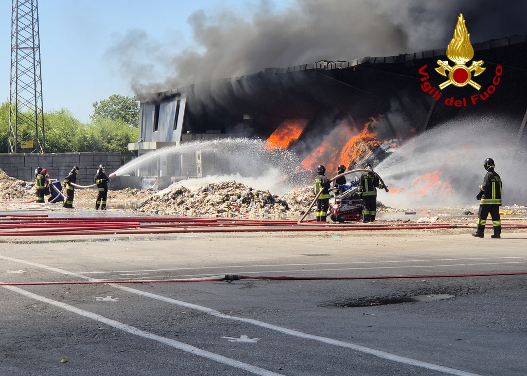 Incendio alla Delca Energy, qualità dell’aria nei limiti, ma proseguono analisi