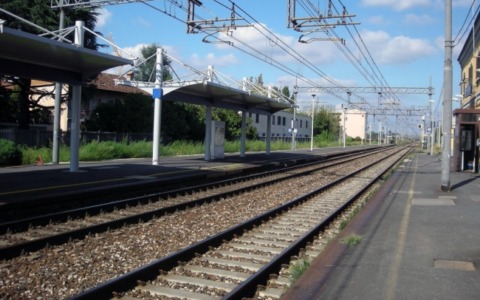 Palo sui binari per provocare un incidente: indagati due trentenni