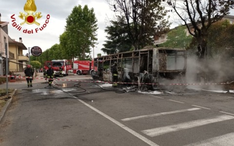 Collesalvetti, bus di linea distrutto dalle fiamme