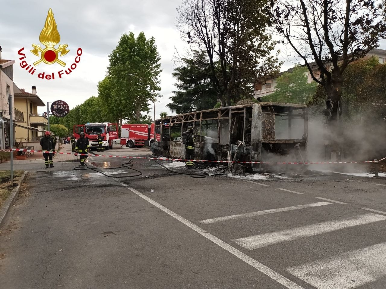 Collesalvetti, bus di linea distrutto dalle fiamme