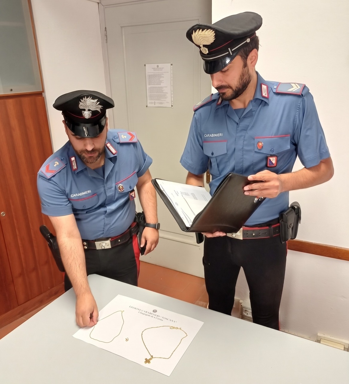 Fingono di abbracciarla e la derubano della collana: anziana aggredita a Cortona