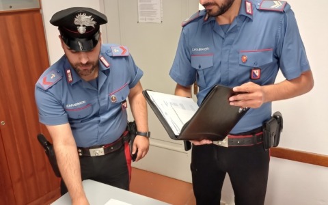 Fingono di abbracciarla e la derubano della collana: anziana aggredita a Cortona