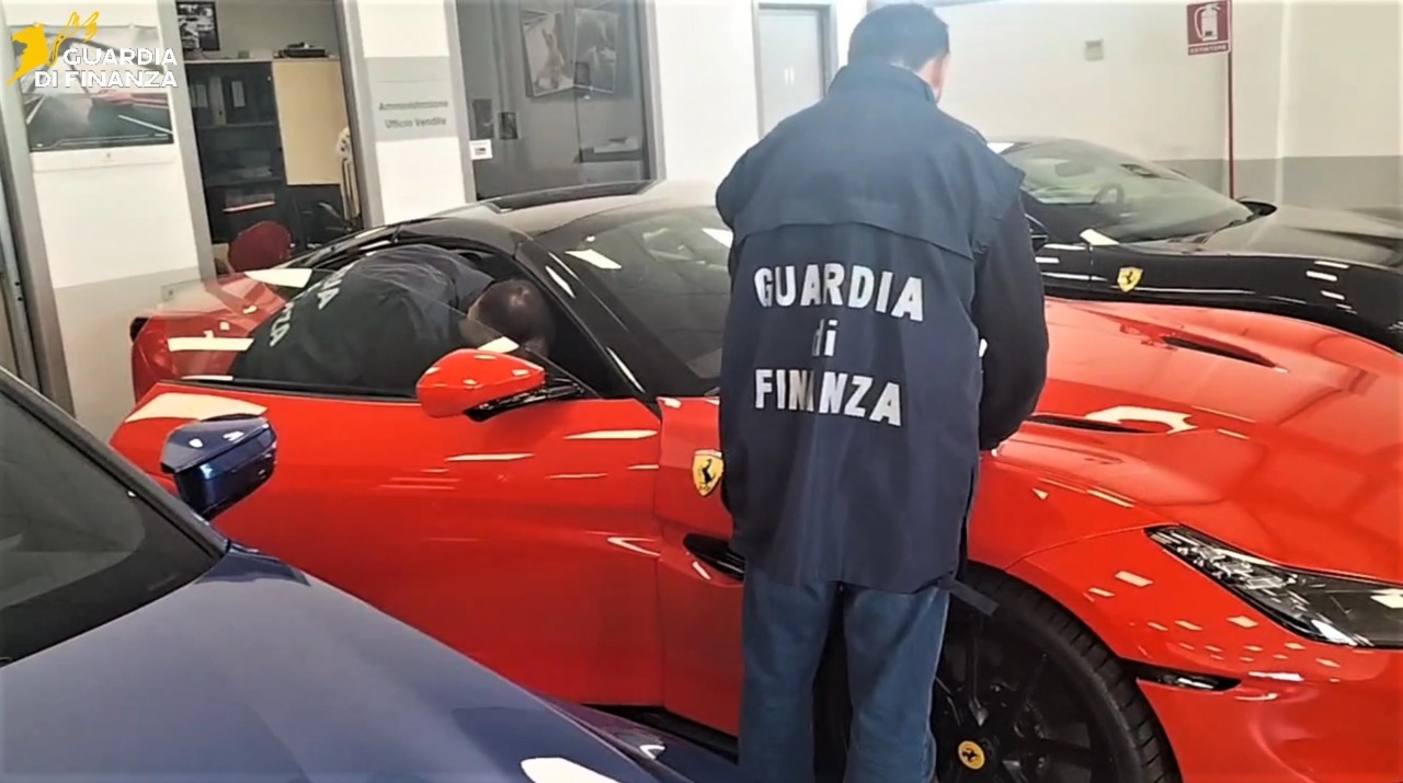 Frode sull’Iva nell’importazione delle auto di lusso, sequestri e arresti