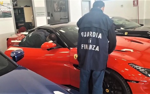 Frode sull’Iva nell’importazione delle auto di lusso, sequestri e arresti
