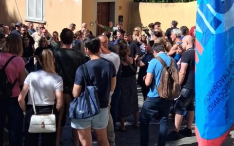Incendio Delca, protesta davanti al Comune di Vicopisano