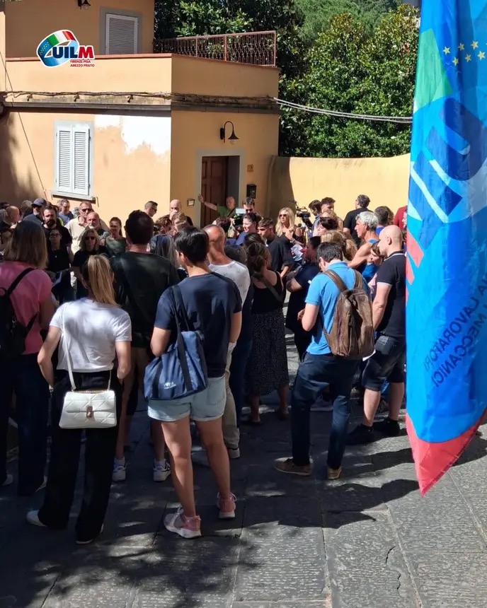 Incendio Delca, protesta davanti al Comune di Vicopisano
