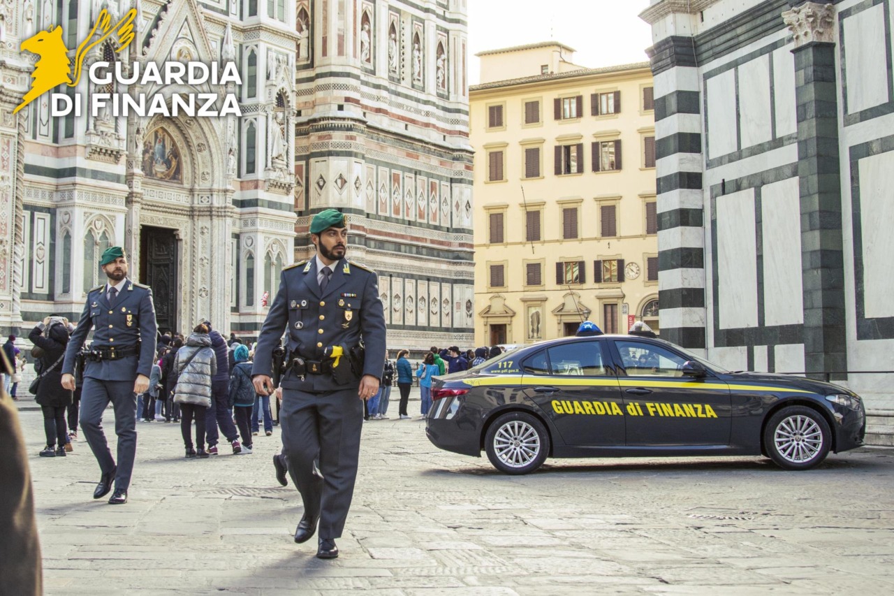 Si aggira con la felpa pesante nonostante il caldo, minorenne fermato con 200 grammi di hashish