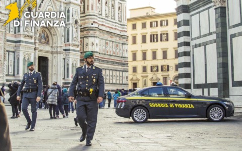 Si aggira con la felpa pesante nonostante il caldo, minorenne fermato con 200 grammi di hashish