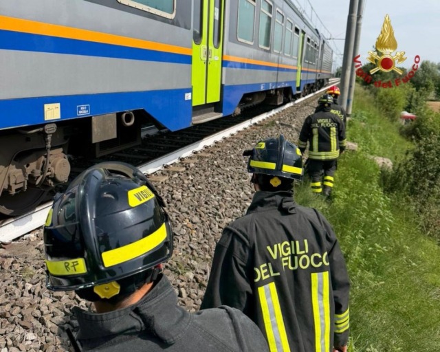Treno fermo in avaria, odissea per 150 persone