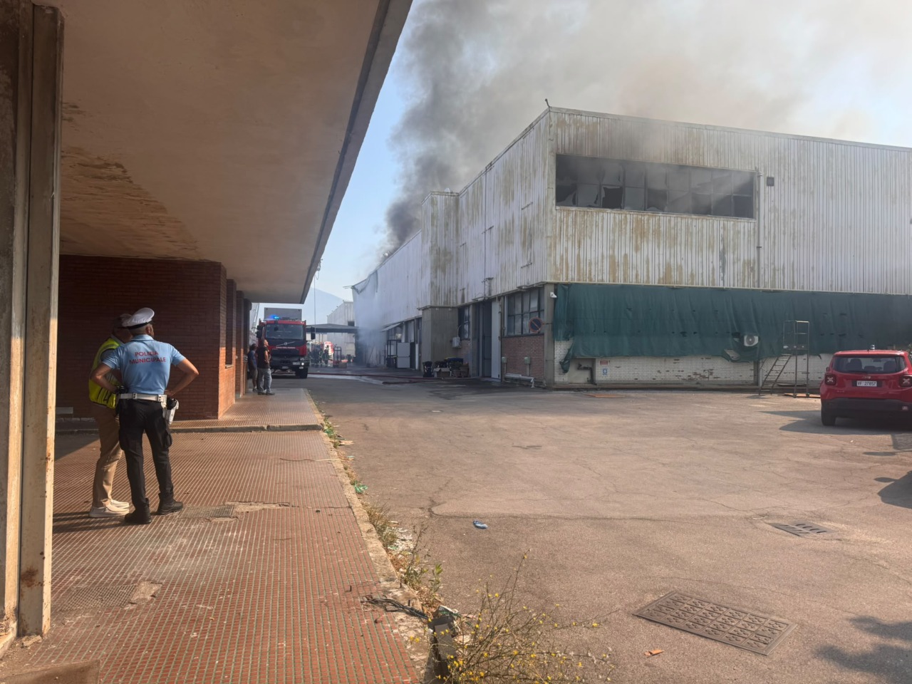 Fiamme in una fabbrica di pellami all’Osmannoro