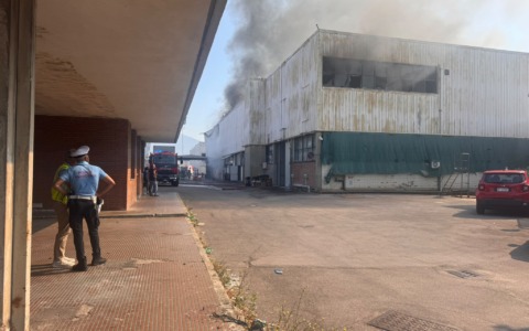 Fiamme in una fabbrica di pellami all’Osmannoro
