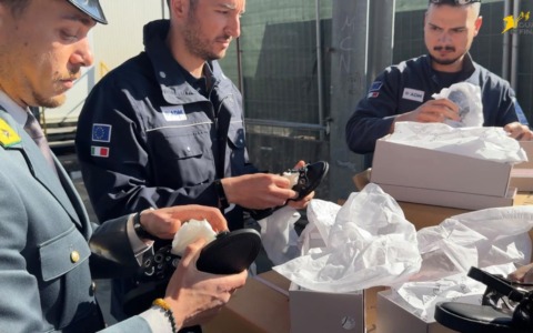 Sequestrate oltre 5 mila paia di sandali realizzati con materiali pericolosi