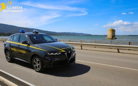 Frode da 2,8 milioni di euro: fondi Ue per la mobilità sostenibile, ma i mezzi non sono mai entrati in funzione