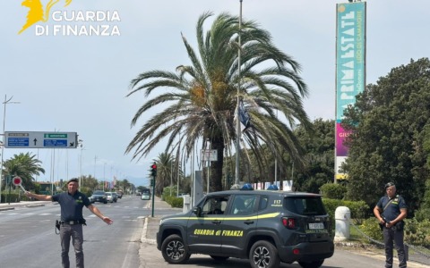 Con la villa a 700 metri dal mare, ma sconosciuti al fisco. Pizzicata coppia “infedele” all’Agenzia delle Entrate