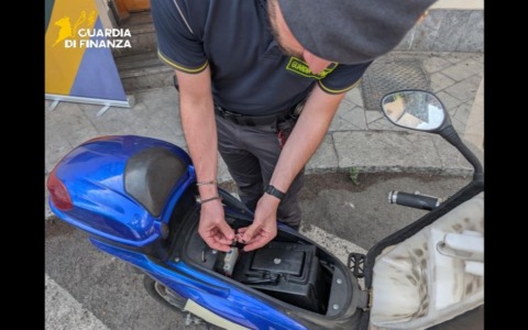 Migliaia di motorini elettrici venduti come e-bike: sequestrati