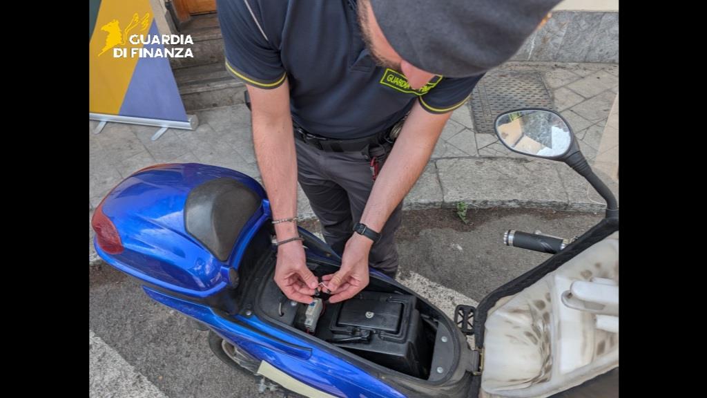 Migliaia di motorini elettrici venduti come e-bike: sequestrati