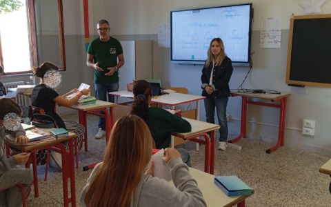 Boom di bambini iscritti nella scuola del piccolo borgo